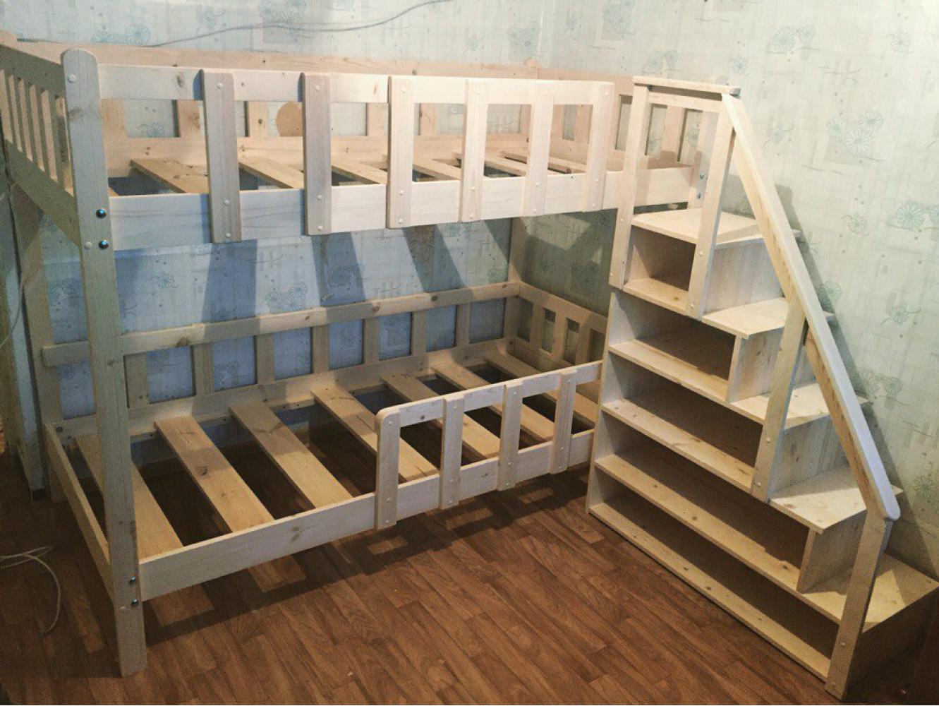 Двухъярусная кровать с лестницей ящиками